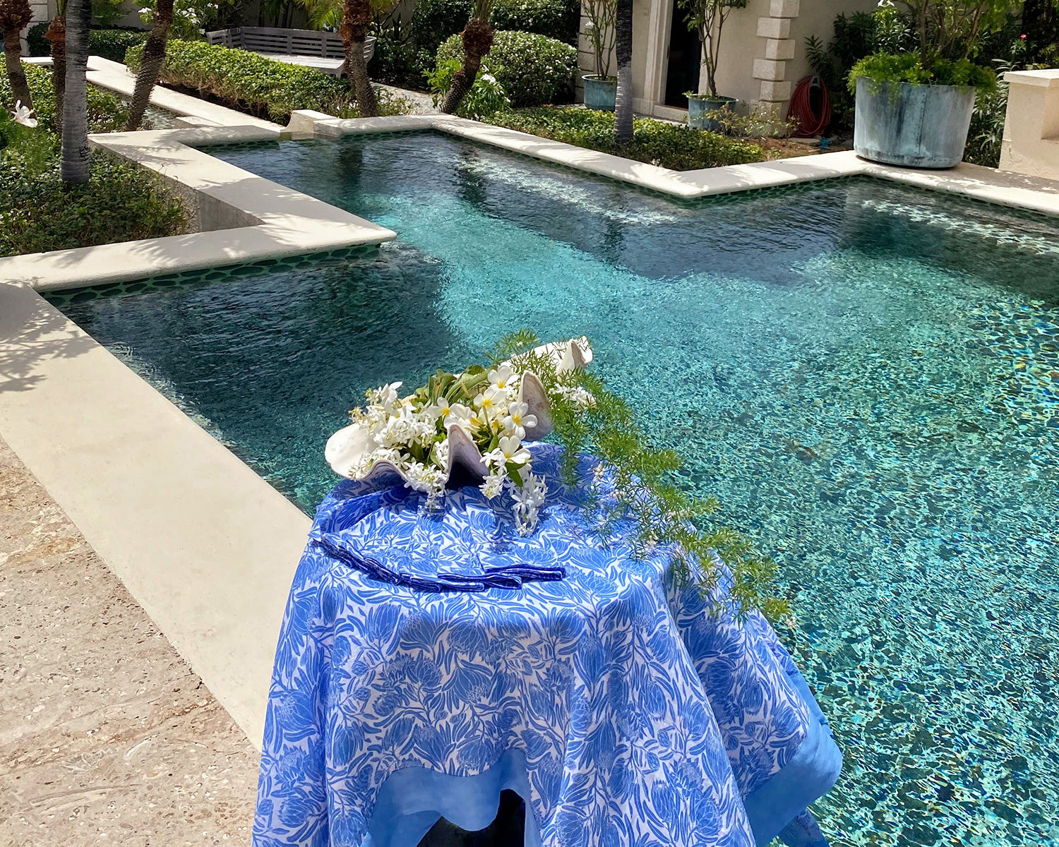 Summer living, pure linen tablecloth with 8 napkins in Protea blue print